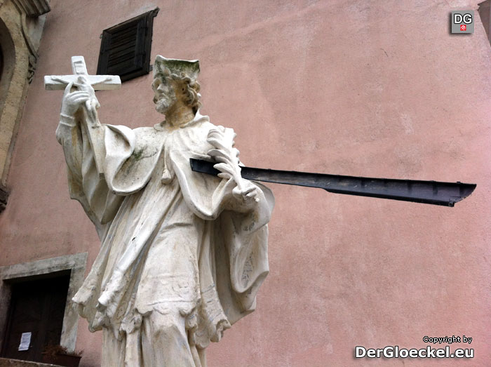 verschandelte Nepomuk-Statue in Hainburg | Foto: DerGloeckel.eu