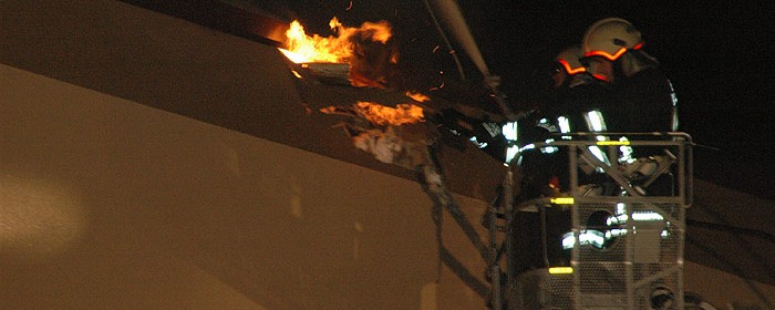 Der Brand im Dachstuhl erfordert ein Zusammenwirken der Einsatzkräfte über die Landesgrenzen hinaus | Foto: DerGloeckel.eu
