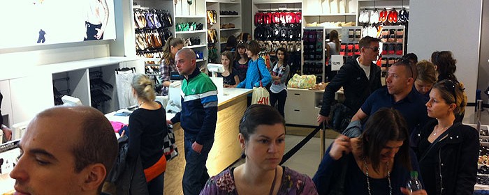 H+M - der Frust ist den Kunden ins Gesicht geschrieben | Foto: DerGloeckel.eu